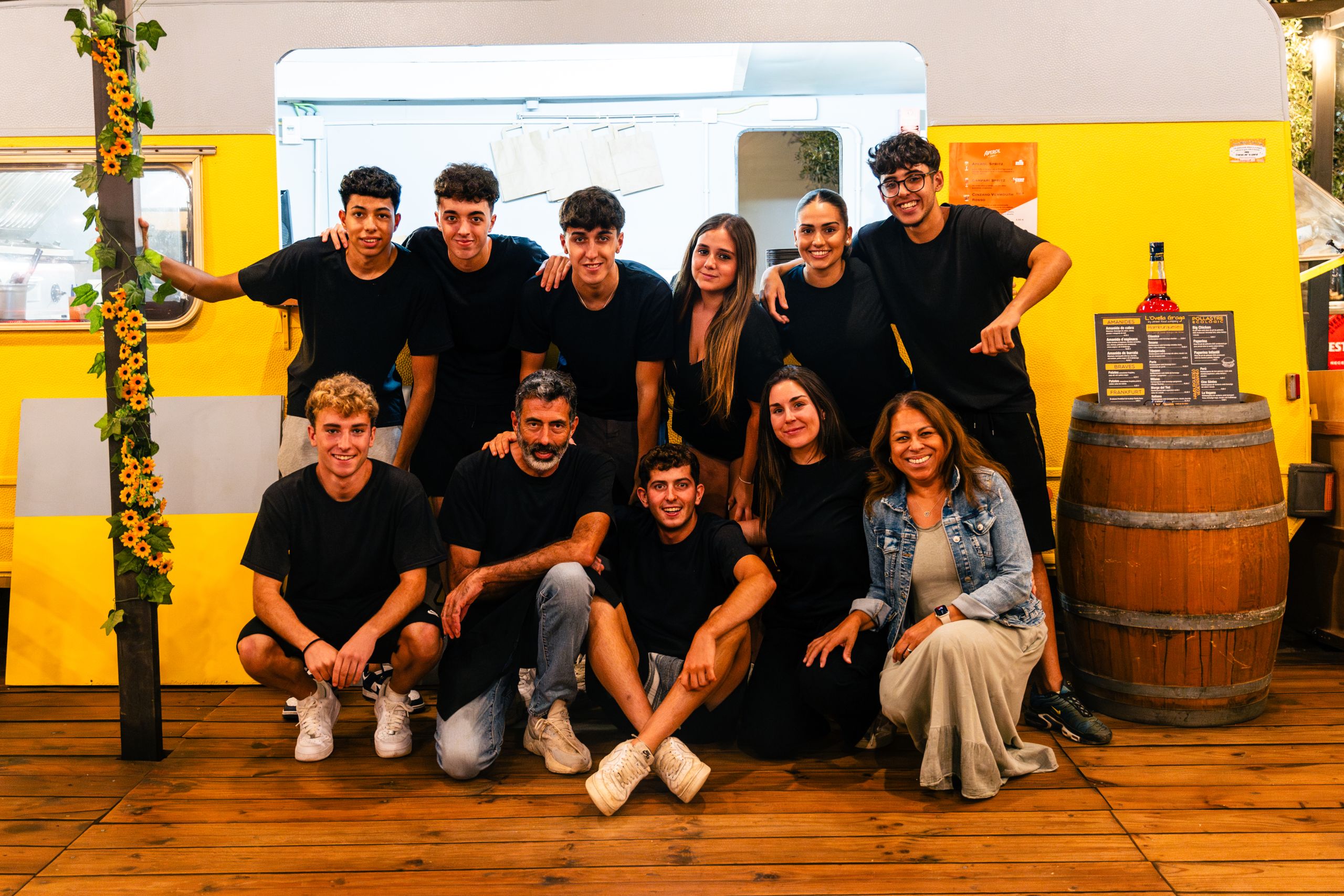 Equipo de Ovella Groga en el food truck